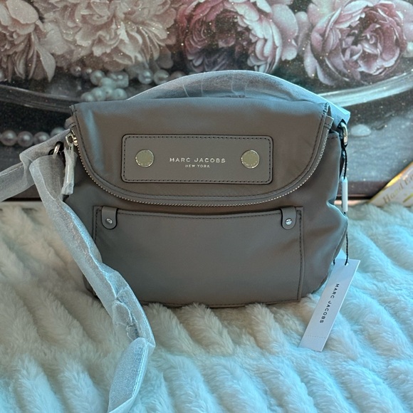 Marc Jacobs Handbags - Marc Jacobs Elegant Gray Crossbody Bag